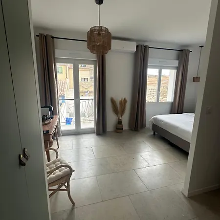 27 Cote Remparts Bed & Breakfast *