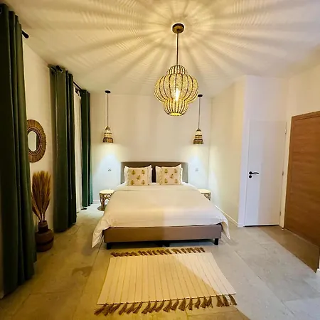 فندق مبيت وإفطار 27 Cote Remparts 3*