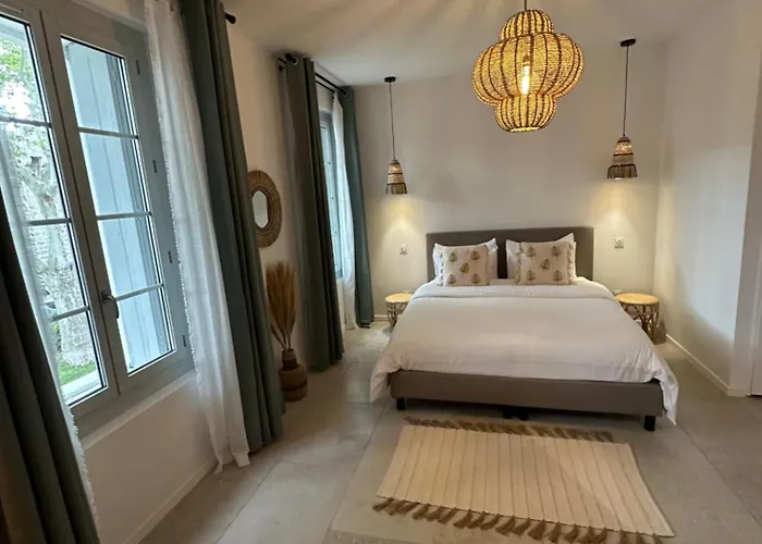 27 Cote Remparts Bed & Breakfast Aigues-Mortes